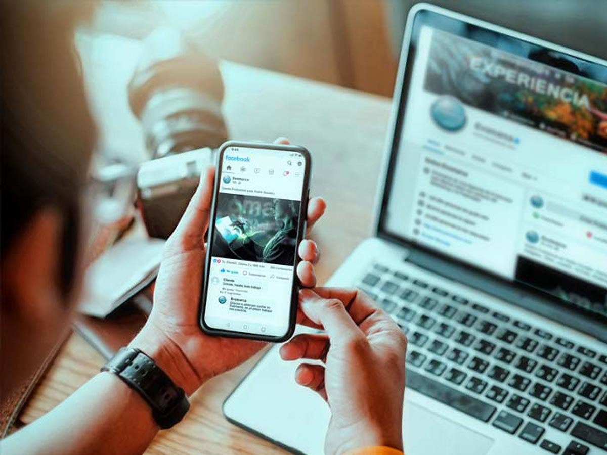 Tótem de cartelería digital en espacio comercial